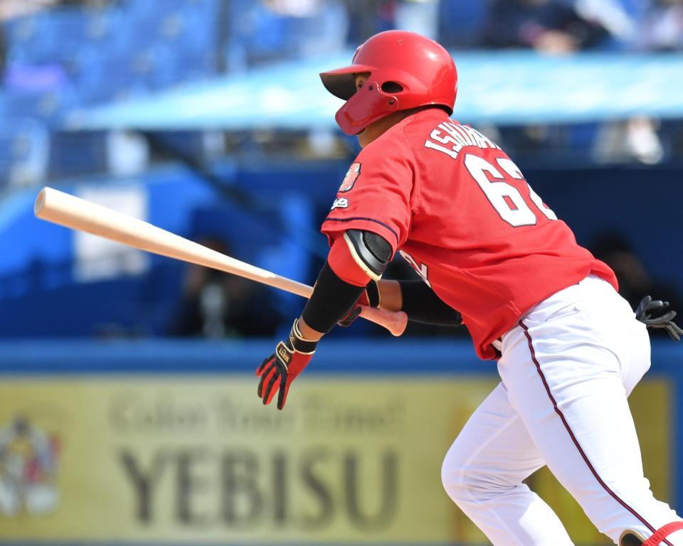 　２回、左前適時打を放つ石原（撮影・西岡正）