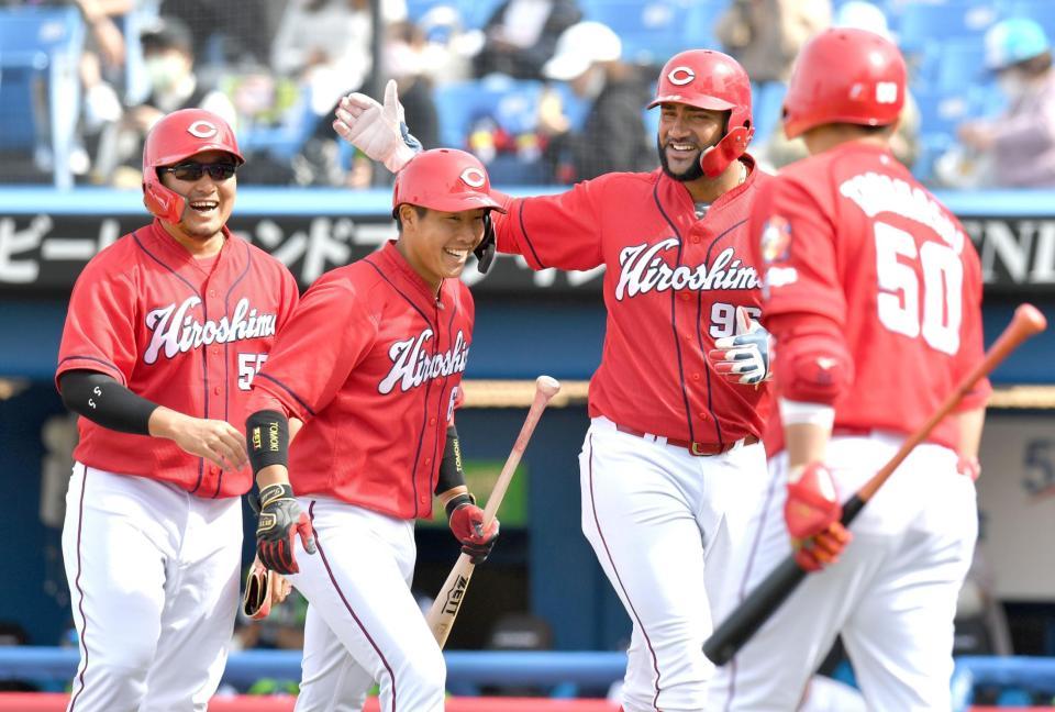　３回、右越え３ランを放ち、松山（左）、メヒア（同３人目）らに祝福される石原（同２人目）＝撮影・西岡正