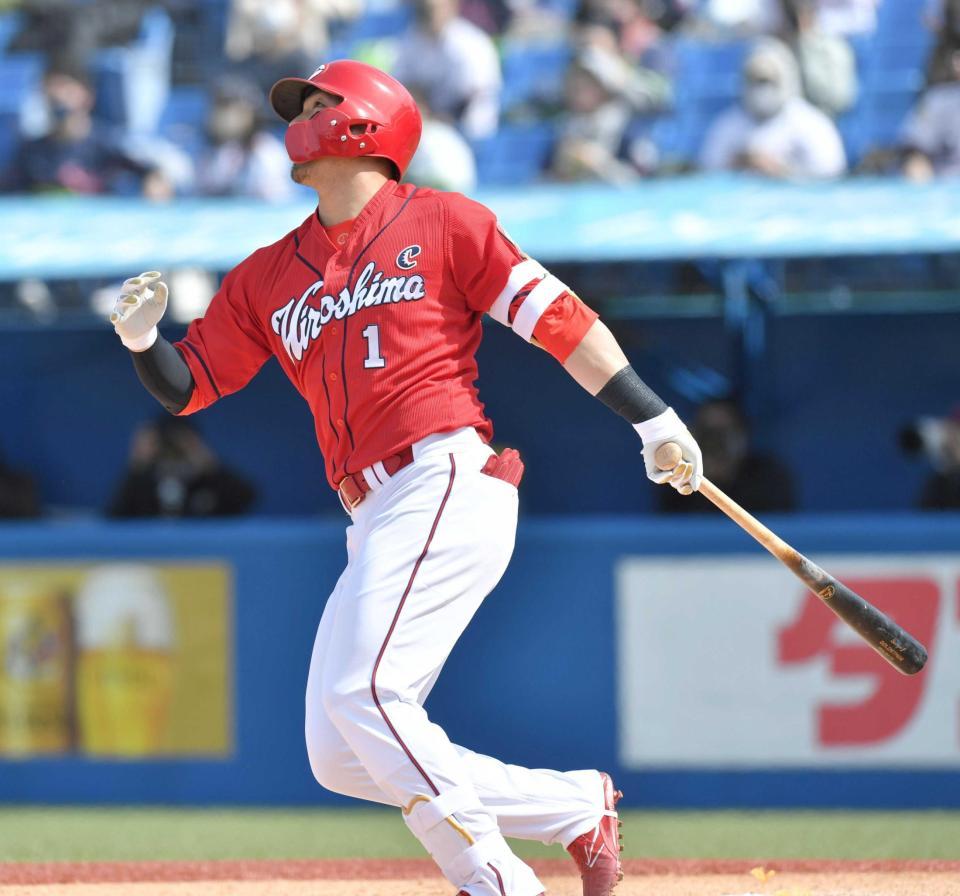 　２回、左前打を放つ鈴木誠（撮影・西岡正）