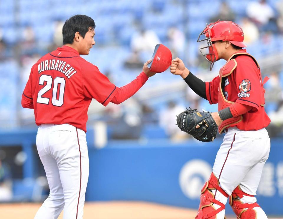 　最後を締め、会沢（右）とタッチを交わす栗林