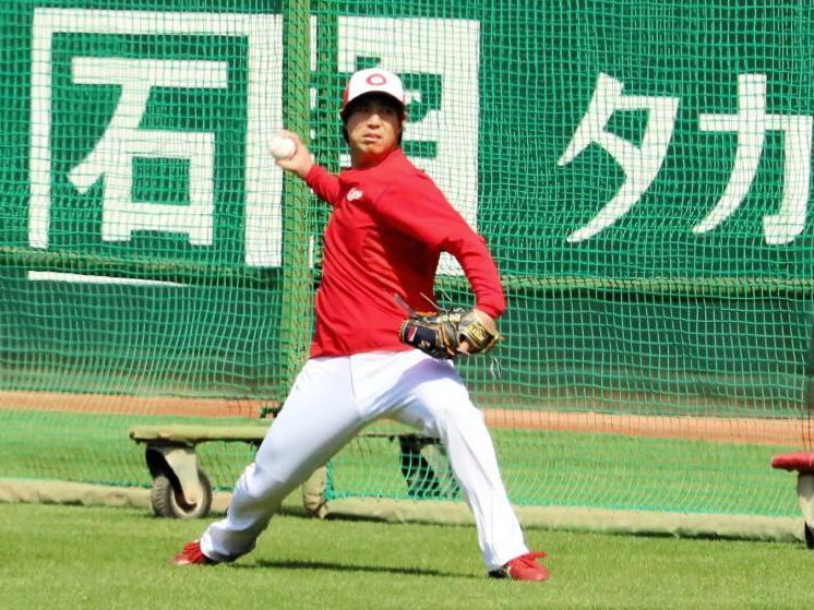 　キャッチボールで調整する野村