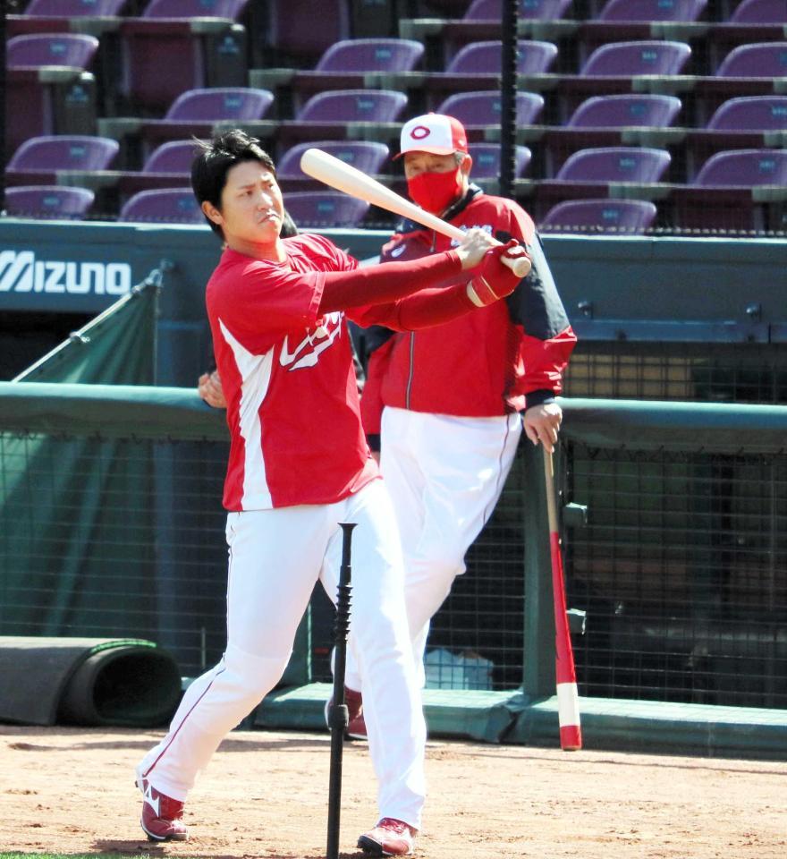 　佐々岡監督の前で素振りをする堂林　