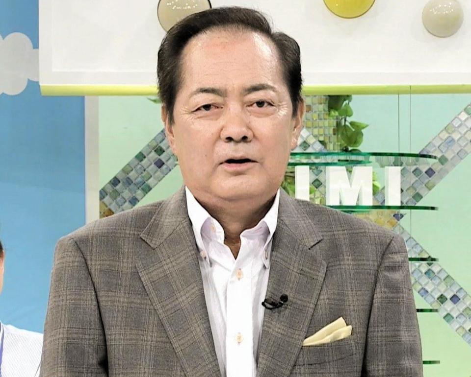 　視聴者に向けてスタジオ復帰を伝える北別府学氏（広島ホームテレビ提供）