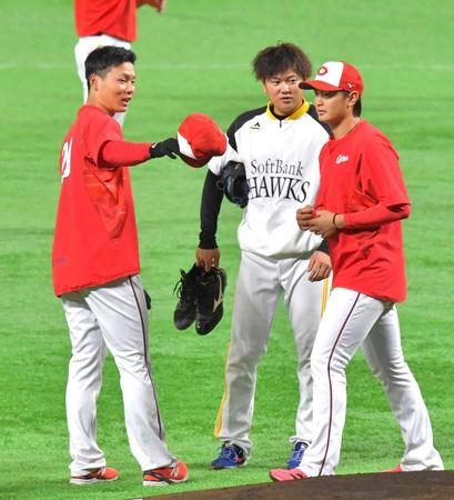 試合前にソフトバンク・津森（中央）と言葉を交わす栗林（右は大道）＝撮影・立川洋一郎