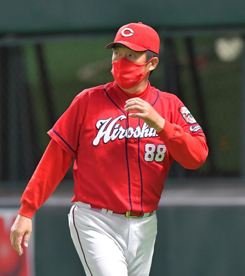 選手の交代を告げてベンチへ戻る広島・佐々岡真司監督＝ＰａｙＰａｙドーム（撮影・立川洋一郎）