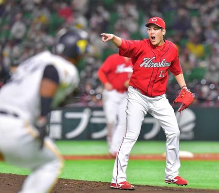 ２回、松田の打球に反応し、三塁手・矢野に声を出す九里　