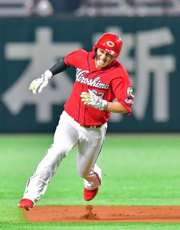 １回、鈴木誠の適時打で二塁を蹴って三塁を狙う一塁走者・西川　