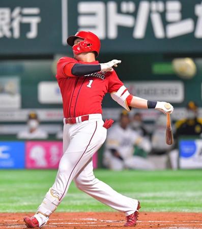 １回、右前へ先制適時打を放つ鈴木誠　