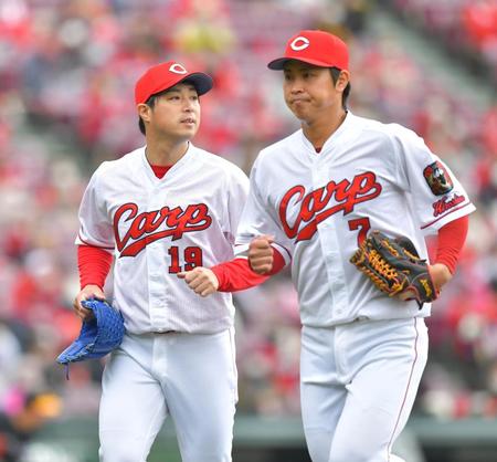 　３回を投げ終えてベンチへ戻る広島・野村祐輔（撮影・立川洋一郎）