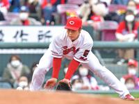 ４回、ソフトバンク・グラシアルの打球を処理する三塁手・広島・堂林翔太（撮影・立川洋一郎）