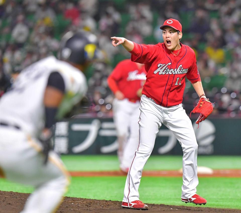 ２回、松田の打球に反応し、三塁手・矢野に声を出す九里　