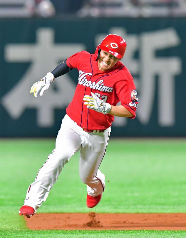 １回、鈴木誠の適時打で二塁を蹴って三塁を狙う一塁走者・西川　