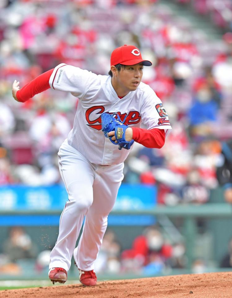 　２回、一塁ベースカバーに走る広島・野村祐輔（撮影・立川洋一郎）