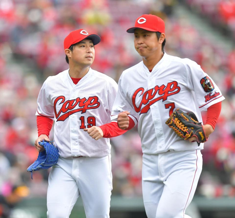 　３回を投げ終えてベンチへ戻る広島・野村祐輔（撮影・立川洋一郎）