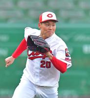 投内連係で一塁へ向かってダッシュする栗林（撮影・立川洋一郎）