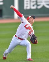 キャッチボールをして調整する広島・栗林良吏＝マツダスタジアム（撮影・立川洋一郎）