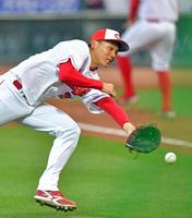 投内連係で本塁へグラブトスする広島・栗林良吏＝マツダスタジアム（撮影・立川洋一郎）