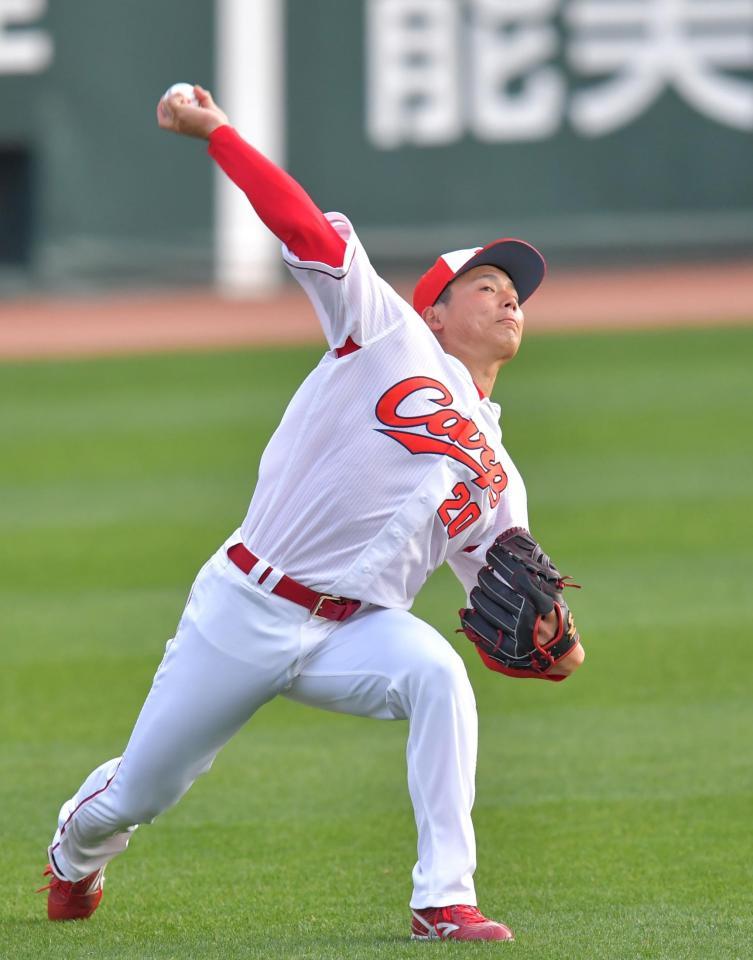 キャッチボールをして調整する広島・栗林良吏＝マツダスタジアム（撮影・立川洋一郎）