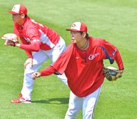 キャッチボールをして調整する広島・大瀬良大地。左は広島・栗林良吏＝マツダスタジアム（撮影・立川洋一郎）