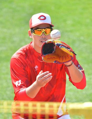 ノックを受ける広島・九里亜蓮＝マツダスタジアム（撮影・立川洋一郎）