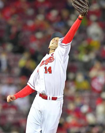 　６回、高橋の打球に飛びつく大瀬良（撮影・立川洋一郎）