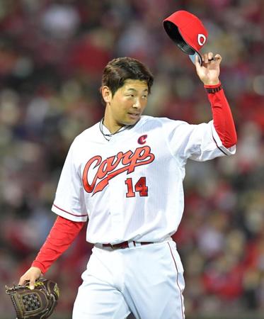 　６回、高橋の打球を処理した菊池涼に礼をする大瀬良（撮影・立川洋一郎）