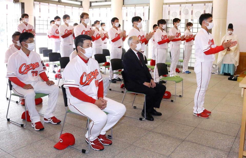 　広島護国神社で必勝祈願をする田中広（右から２人目）ら広島ナイン