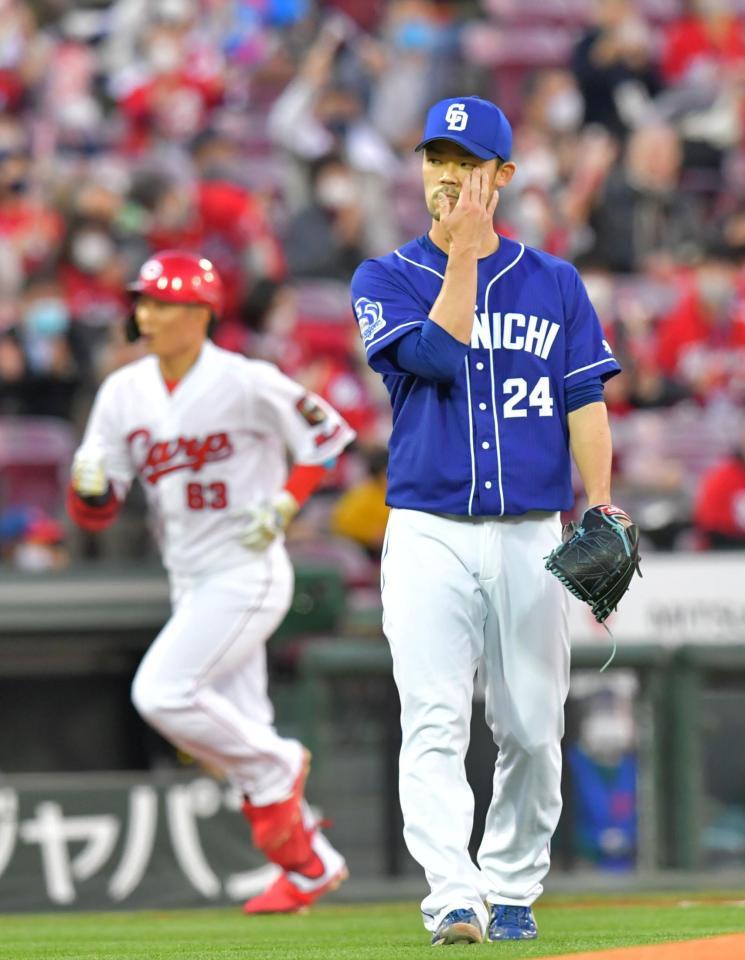 　１回、西川（左）に先制２ランを浴びた福谷（撮影・立川洋一郎）