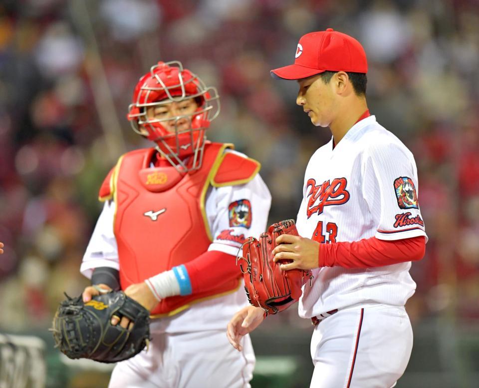 ９回表に登板するも２失点し力なくベンチへ戻る広島・島内颯太郞。左は捕手・広島・会沢翼＝マツダスタジアム（撮影・立川洋一郎）