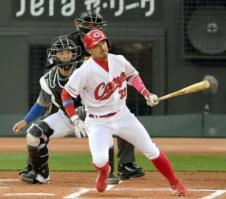 　１回、内野安打を放つ菊池涼（撮影・田中太一）