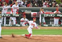 　６回、先制適時打を放つ菊池涼（撮影・田中太一）