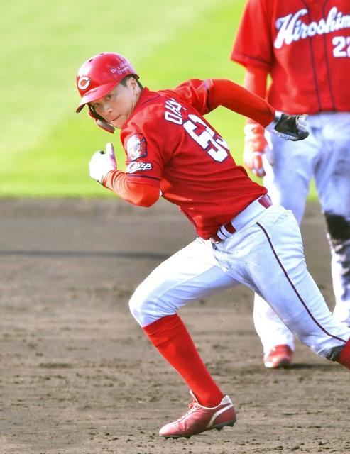 広島・大盛 強肩“梅ちゃんバズーカ”かいくぐる！自慢の快足で盗塁決める