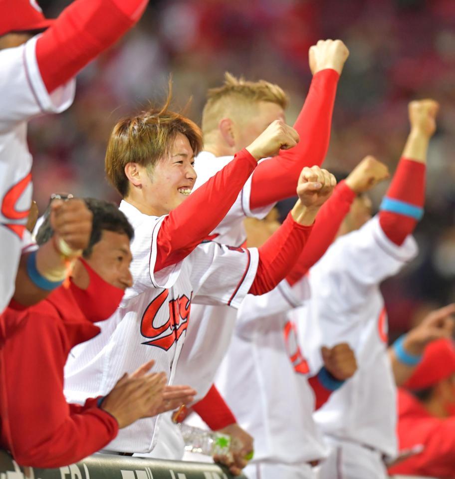 　６回、菊池涼の適時打で先制点が入りガッツポーズを見せて喜ぶ森下（撮影・立川洋一郎）