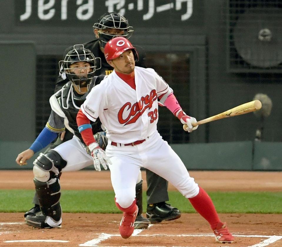 　１回、内野安打を放つ菊池涼（撮影・田中太一）