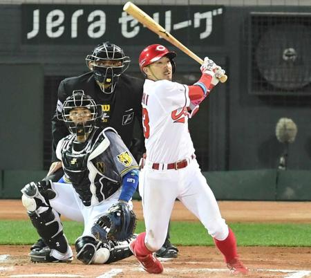 　６回、先制適時打を放つ菊池涼（撮影・田中太一）