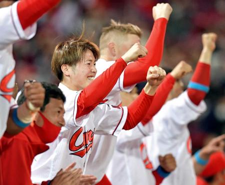 　６回、先制点が入りガッツポーズで喜ぶ森下（撮影・立川洋一郎）