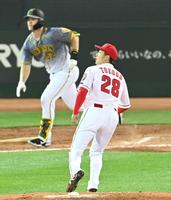 ４回、阪神・サンズに同点タイムリーを打たれる広島・床田＝マツダスタジアム（撮影・飯室逸平）