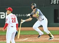 ４回、同点タイムリーを放つ阪神・サンズ＝マツダスタジアム（撮影・飯室逸平）