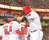 ６回、勝ち越しソロを放ちサムアップポーズを見せる広島・クロン＝マツダスタジアム（撮影・立川洋一郎）