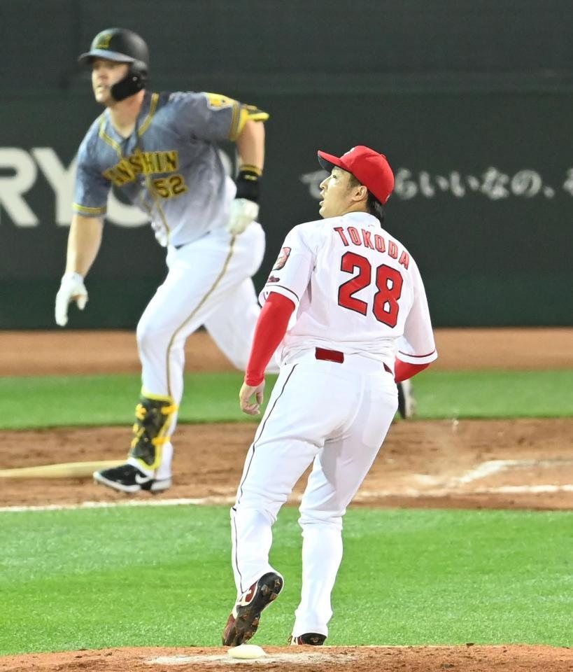 ４回、阪神・サンズに同点タイムリーを打たれる広島・床田＝マツダスタジアム（撮影・飯室逸平）