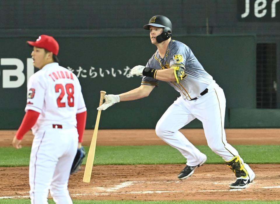 ４回、同点タイムリーを放つ阪神・サンズ＝マツダスタジアム（撮影・飯室逸平）