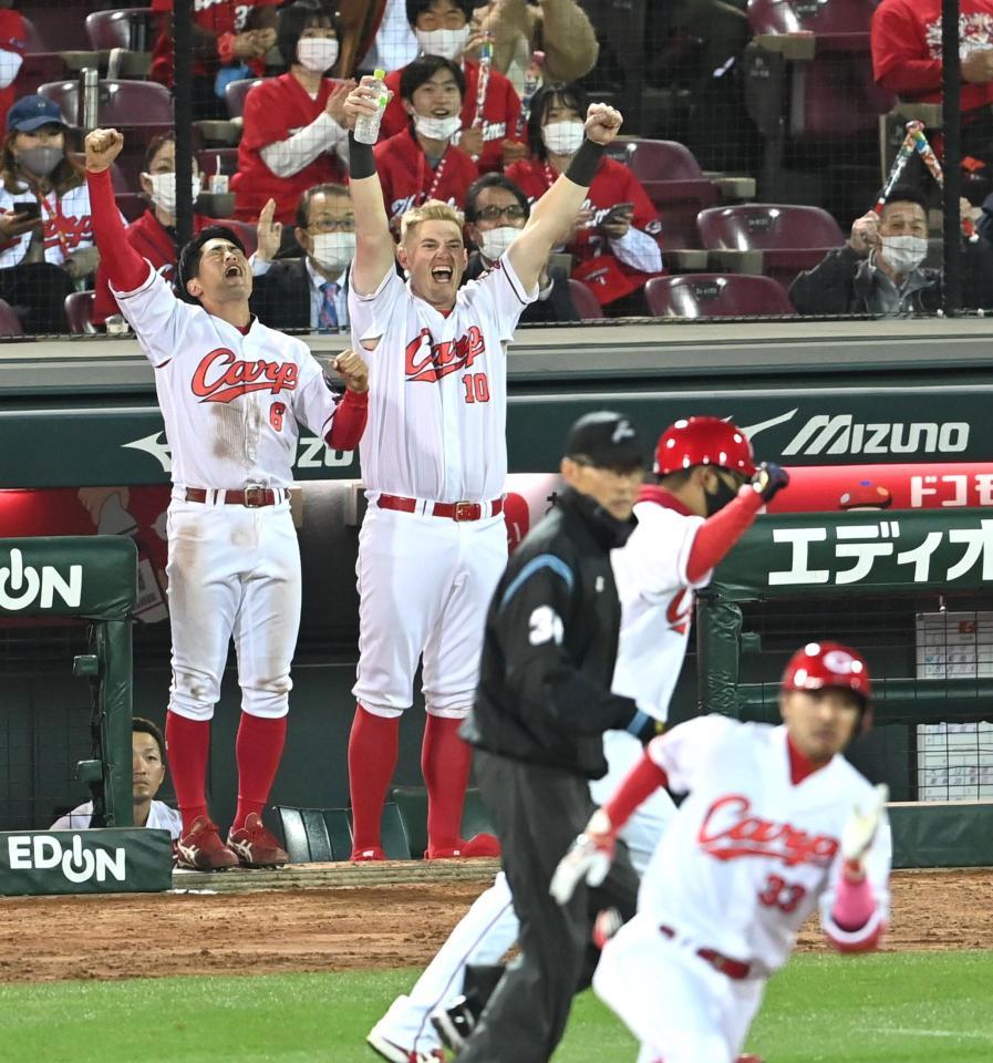 ７回、菊池涼のソロにガッツポーズでバンザイするクロン（右）と安部（撮影・飯室逸平）