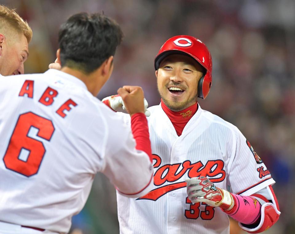 ７回、ソロを放ち笑顔を見せる広島・菊池涼＝マツダスタジアム（撮影・立川洋一郎）