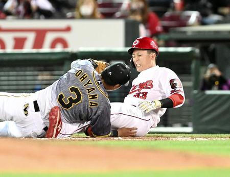 　８回、一塁付近で大山と交錯し、苦痛に顔を歪める西川（撮影・飯室逸平）