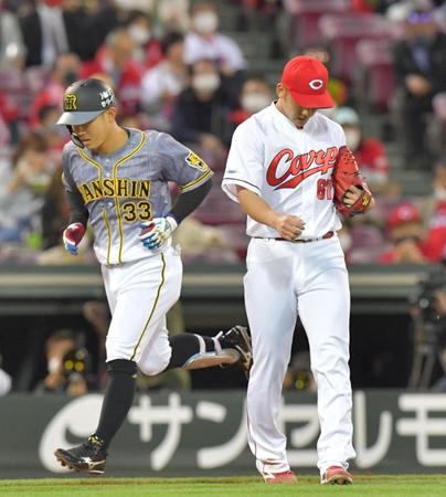 　３回、糸原（左）に３ランを浴び、肩を落とする中村祐（撮影・立川洋一郎）