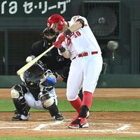 　６回、左越えに勝ち越しの１号ソロを放つクロン（撮影・飯室逸平）