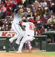 ８回、山本の送球が逸れ、交錯する大山（左）と西川（撮影・飯室逸平）