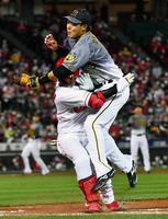 ８回広島２死一、三塁、三ゴロの西川（左）と交錯する一塁手大山＝マツダ