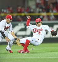 ８回、大山の打球を追うも田中広が捕れず安打となる（撮影・飯室逸平）