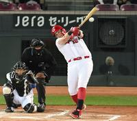 ６回、左前へ安打を放つクロン（撮影・田中太一）